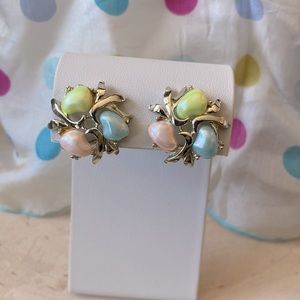 Vintage- BSK Thermoset Tri-Color Faux Mabe Pearl Botton Clip Backs
